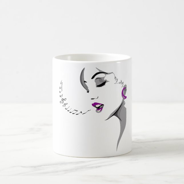 Vacker kvinna som sjunger kaffemugg (Center)