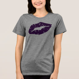 Vacker lila läppstiftkyss isolerad t shirt