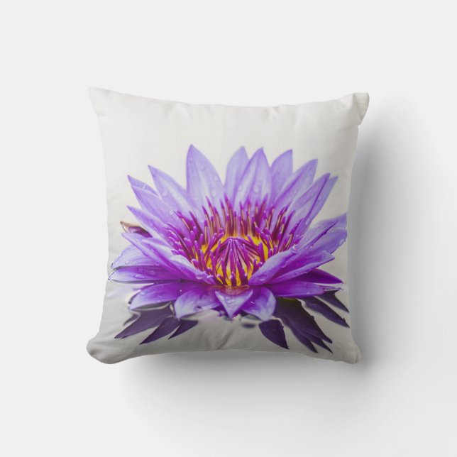 Vacker lila lotus, landskap kudde (Framsida)