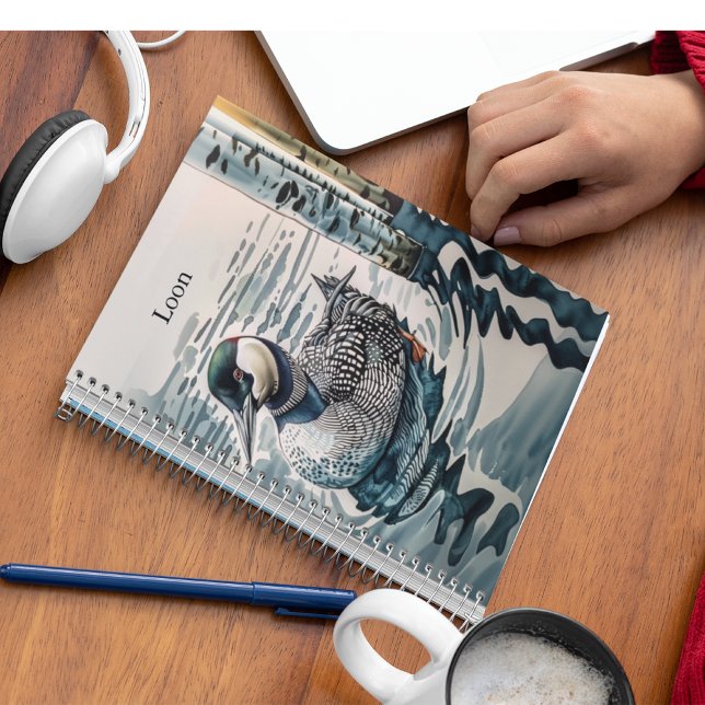 vacker loon på vatten i vattenfärg anteckningsbok (Skapare uppladdad)