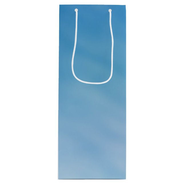 Vacker mjuk blå himmel med drömlika moln (Framsidan)