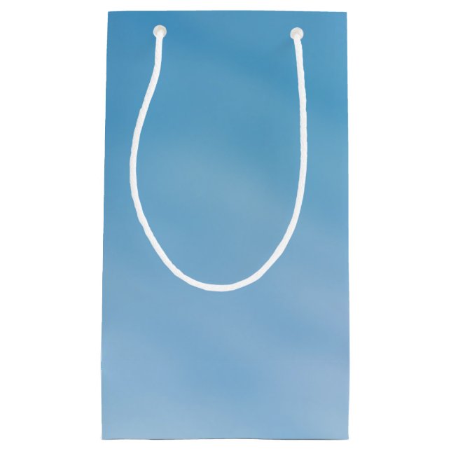 Vacker mjuk blå himmel med drömlika moln (Framsidan)