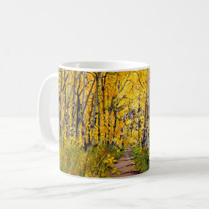 Vacker naturskön höstled i en aspdunge kaffemugg