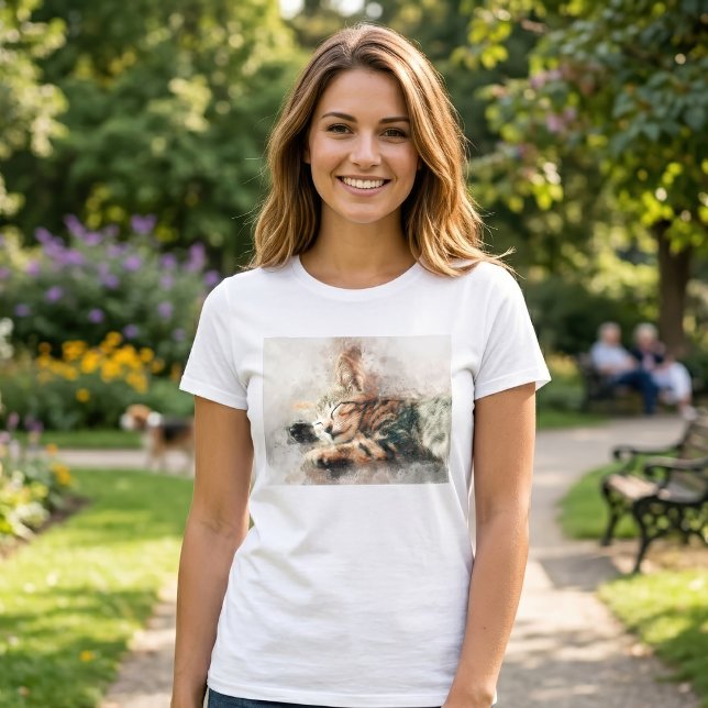 Vacker och söt sovande kattunge i akvarell t shirt (Beautiful and cute kitten sleeping watercolor. Women Basic White T-Shirt)