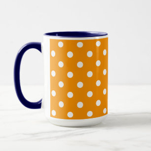 Vacker orange färg med vita prickar mugg