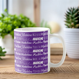 Vacker personlig namncollage i lila kaffemugg