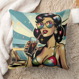 Vacker pinup-kvinna med en Cola på stranden Kudde