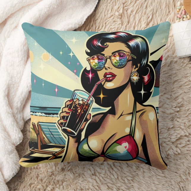 Vacker pinup-kvinna med en Cola på stranden Kudde (Filt)