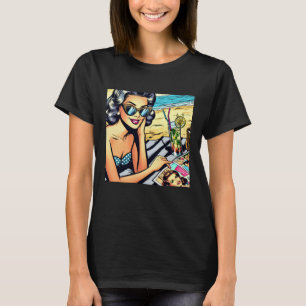 Vacker retro dam vid stranden med cocktail t shirt