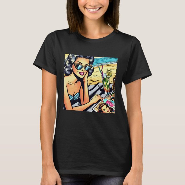 Vacker retro dam vid stranden med cocktail t shirt (Framsida)