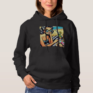 Vacker retro dam vid stranden med cocktail t shirt