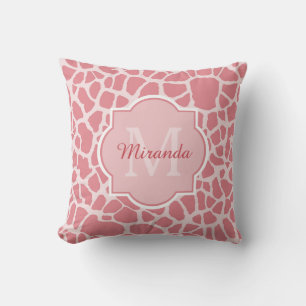 Vacker rosa giraffmönster med monogram och namn kudde