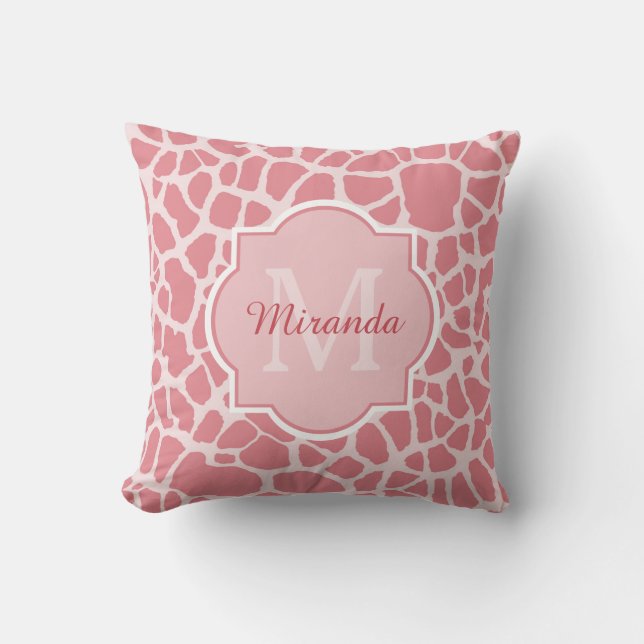 Vacker rosa giraffmönster med monogram och namn kudde (Framsida)