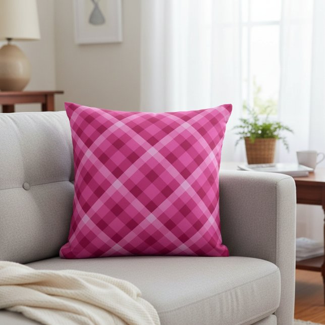 Vacker rosa magenta rutig kastkudde kudde (Beautiful Pink Magenta Plaid Throw Pillow on a sofa in a living room.)