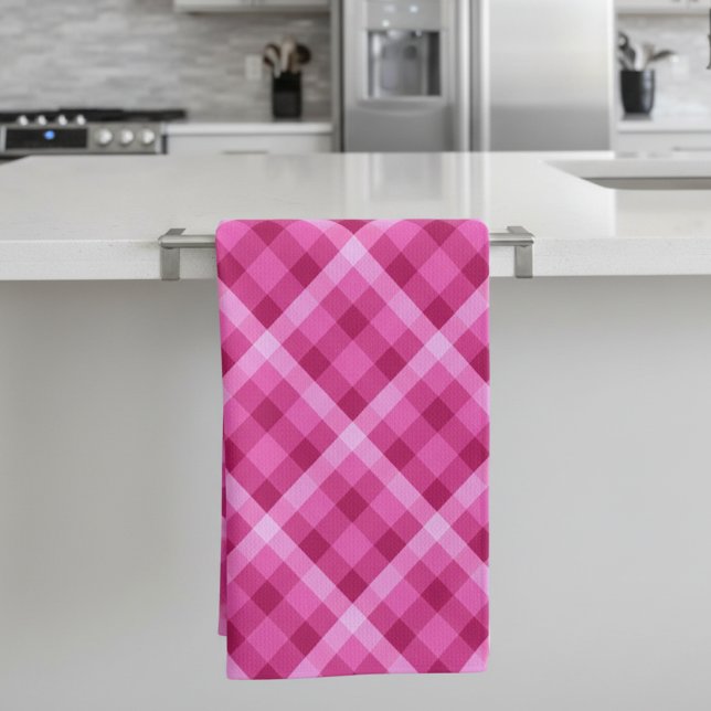 Vacker rosa magenta rutig kökshandduk (Beautiful Pink Plaid Kitchen Towel on a rack in a kitchen.)