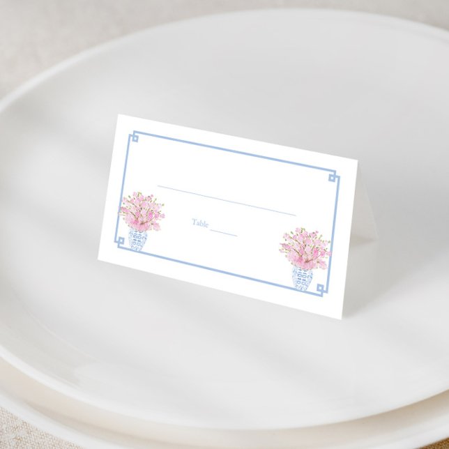 Vacker rosa och blå chinoiserie repetitionskalas m placeringskort (Preppy pink and pale blue place cards with greek key print reverse, ginger jars and cherry blossom)