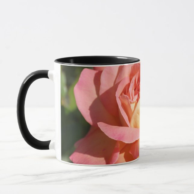 Vacker rosa och gul rosblomma, anpassad mugg (Vänster)