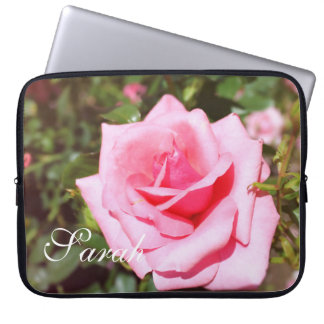 Vacker rosa rosblomma laptopfodral. med namn. laptop sleeve