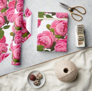 Vacker rosa rosblomma på vit hantverk eller presentpapper