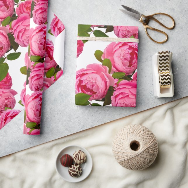Vacker rosa rosblomma på vit hantverk eller  presentpapper (Hantverk)