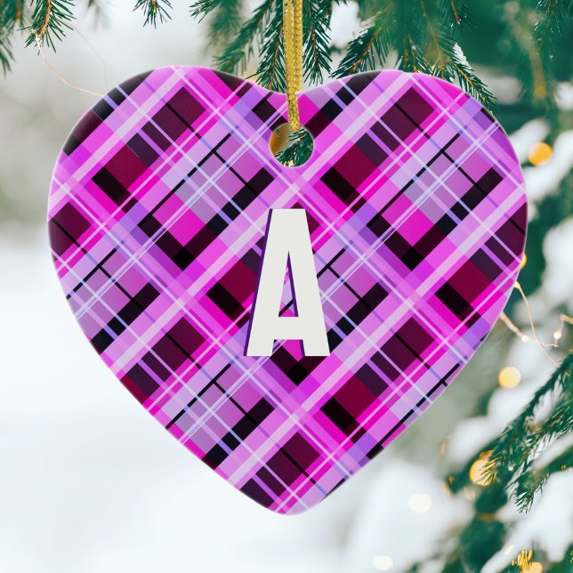 Vacker rosa rutig modern tartan-monogram jul julgransprydnad keramik (A Christmas tree decoration with a pink plaid design, personalized with an initial as a monogram)