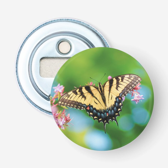 Vacker Sallowtail-fjäril på söt blommor Flasköppnare (Framsidan)