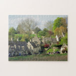 Vacker Scenia Bibury, Cotswments, Förenade kungari Pussel<br><div class="desc">Bibury anses vara en av de mest fotograferade byarna i Storbritannien. Jag trodde att det kan verka avlägset i dag, men det kommer att vara ert eget att njuta av när det är färdigt. Bibury beskrevs av William Morris (1834-96) som "den vackraste byn i England". En bild av Bibury ses...</div>