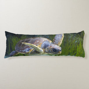 Vacker Sea Turtle Swimming Kroppskudde