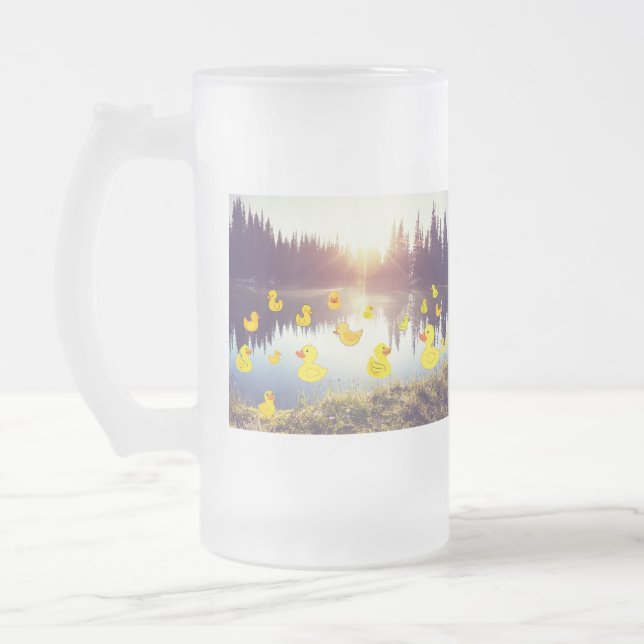 Vacker sjö i soluppgången med plastpåse frostat ölglas (Vänster)