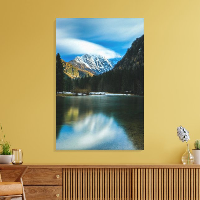 Vacker sjö med berg i Zgornje Jezersko Canvastryck (Insitu (Vardagsrum))