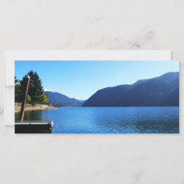 vacker sjö och blått bergslandskap