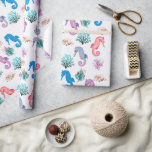 Vacker sjöhästar omslagspapper presentpapper<br><div class="desc">Mycket söta och färgglada sjöhästar omges av koraller,  sjögräs och sniglar på detta marina livet omslagspapper.  Perfekt för barn,  födelsedagar,  havstematiska bröllop eller någon annan tillställning.</div>