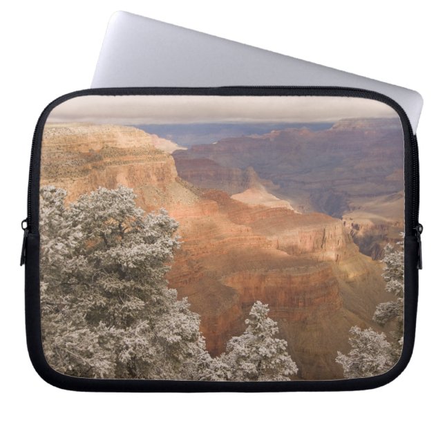 Vacker snöig vinterlandskap längs söder laptop sleeve (Framsidan)