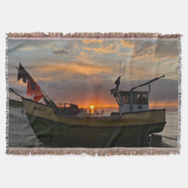 vacker solnedgång över havet och en fiskebåt filt (Framsidan)