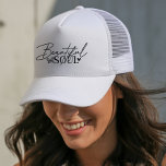 Vacker Soul Butterfly Keps<br><div class="desc">Firar innerskönhet och positivitet med den här upplyftande vackra truckerkepsen, designad för inspiration och styrka. Med ett snyggt duo-teckensnitt som blandar elegant i ett tunt skript med ett rent fet teckensnitt, accentueras frasen med ett känsligt hjärta och en fin fjäril - symboler för kärlek, omvandling och styrka. Perfekt för kvinnor...</div>