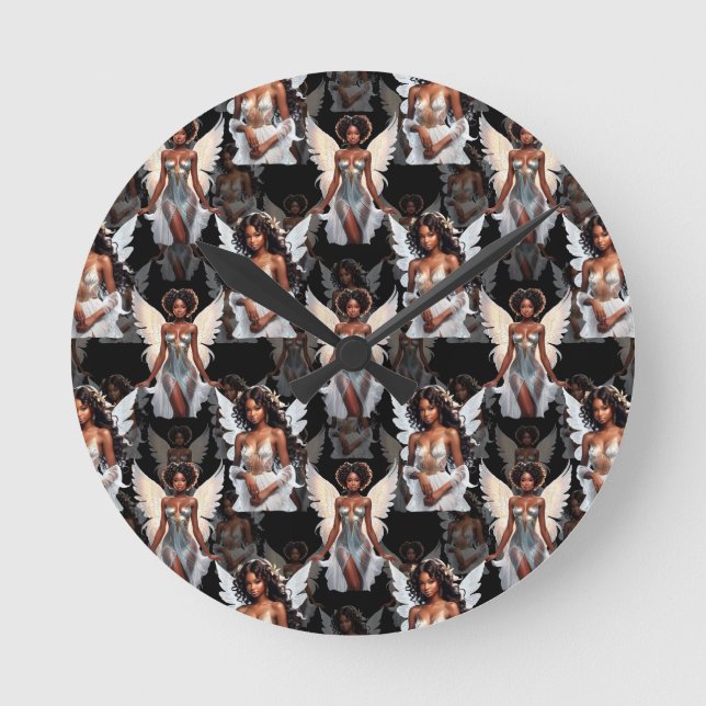 Vacker svart flickängel mönsterdesign - Mörk Rund Klocka (Framsida)