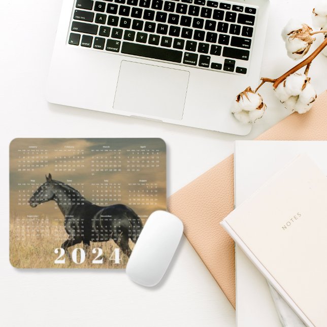 Vacker svart häst i solnedgång 2024 Årskalender Musmatta (Skapare uppladdad)