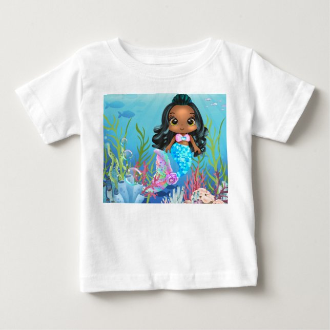 Vacker svart havsjungfru som leker i havet t shirt (Framsida)