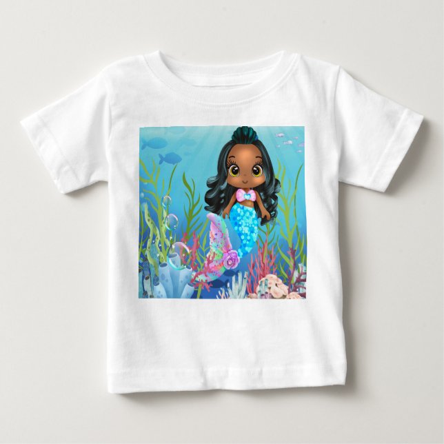 Vacker svart sjöjungfru som leker i havet t shirt (Framsida)