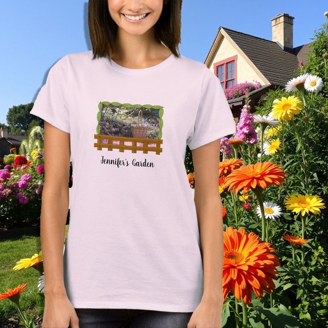 Vacker trädgårdsväxt trädgårdsentusiast personlig t shirt (Pretty gardening plant garden lover personal T-Shirt. You can add your own name or text.)