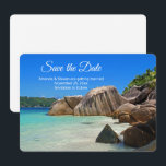 Vacker Tropical Sea Rocky Kusten Bröllop Spara Datumet<br><div class="desc">Spara datumkortet med ett foto av en turkotisk blå havsstrand med stort sten som är spritt längs kusten. Ljus och soligt tropiskt språk.</div>