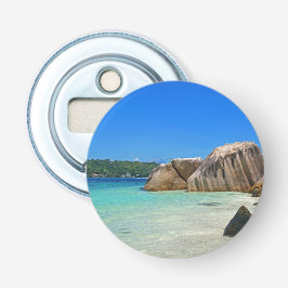 Vacker tropisk hav med klippig strand flasköppnare