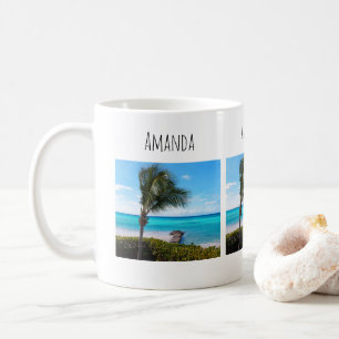 Vacker tropisk strand Blåsande palmer Kaffemugg