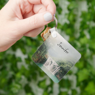 Vacker vattenfall i en bergsskog nyckelring