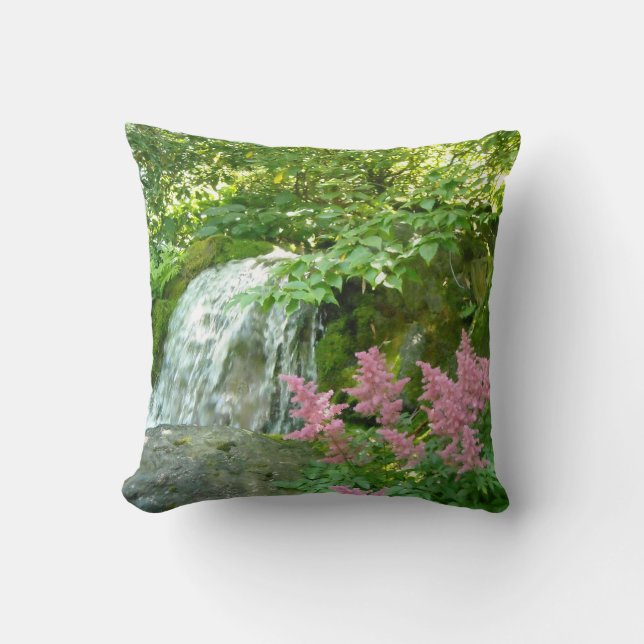 Vacker vattenfalls scen med rosa Astilbe Kudde (Framsida)