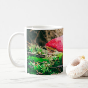 Vacker vild svamp på hösten fält kaffemugg