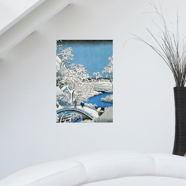 Vacker vintage asiatisk vinterscen snöbro poster (Asian winter scene people on bridge snow blue skies on art wall poster.)