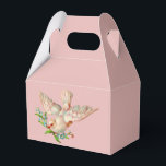 vacker vit duva med kvist i näbben presentaskar<br><div class="desc">Från en av de flera viktorianska scrapbooken i min samling.  Så vacker bild,  och perfekt för alla möjliga tillfällen,  inklusive bröllop och/eller kyrkliga föremål.  . Vill du se mer gammalt?  Här är min blogg!  www.fullservicebohemian.blogspot.com  Och här är vår Facebook-sida:  www.facebook.com/TheOldenEye</div>