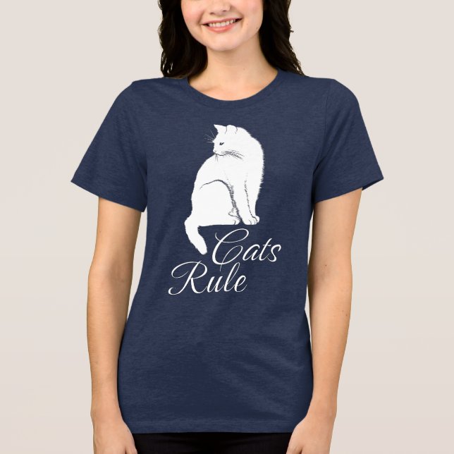 Vacker vit sittande katt med "Katter härskar"-text T Shirt (Framsida)
