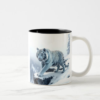 Vacker vit tiger på snötäckta klippor Två-Tonad mugg